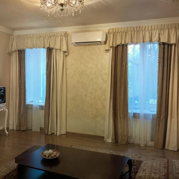 Классические шторы с ламбрекеном в гостиную